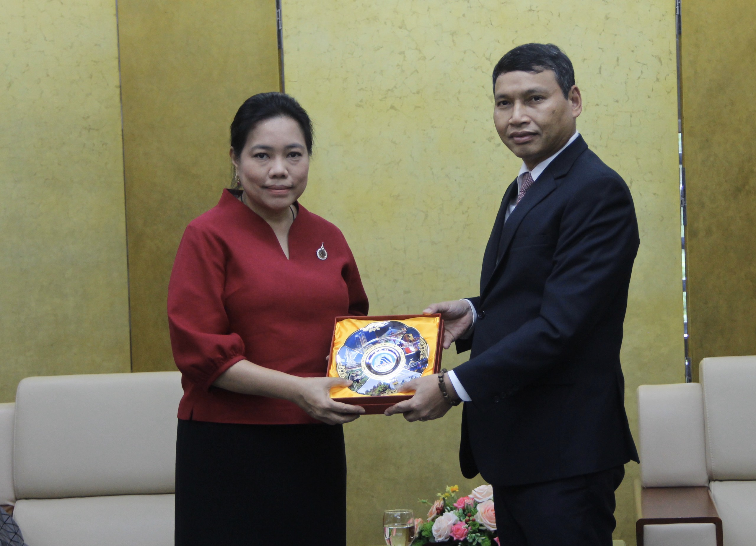 Da Nang People’s Committee Vice Chairman Ho Ky Minh (right) presenting a gift to Consul General of Thailand in Ho Chi Minh City Wiraka Moodhitaporn