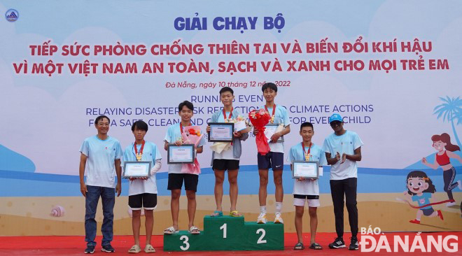 Đại diện ban tổ chức trao giải cho các học sinh tham gia chạy cự ly 3km.