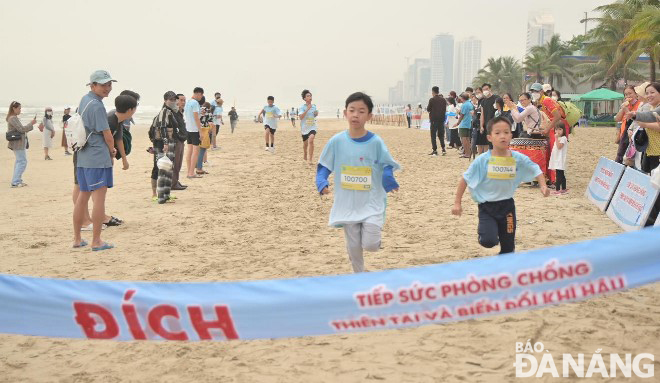 Many pupils and children competed in the 3km race.