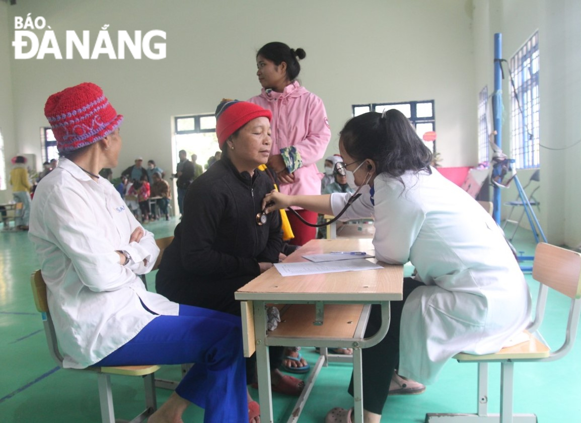Các tình nguyện viên tham gia tư vấn, khám bệnh, phát thuốc miễn phí cho người dân xã Zuôih (huyện Nam Giang, tỉnh Quảng Nam). Ảnh: N.Q