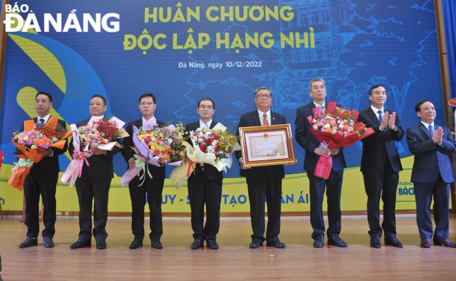 Da Nang People's Committee Chairman Le Trung Chinh (second from right) congratulated the university on its reception of the second-class Independence Medal. Photo: NGOC HA