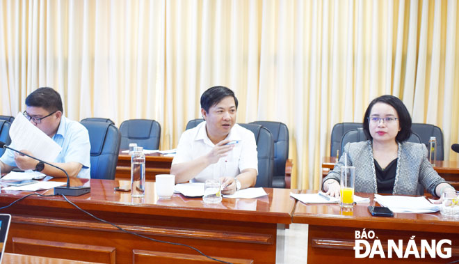 Deputy Secretary of the Da Nang Party Committee Luong Nguyen Minh Triet (center) addresses a meeting on Saturday morning. Photo: TRONG HUNG