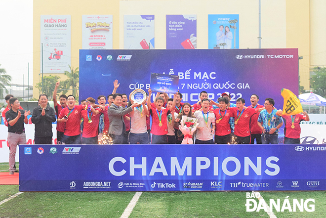 Anh Quyen Team excellently win the first prize at the central regional qualifying rounds of the 2022 National Seven-A-Side Football Tournament 2022 for Hyundai Cup. Photo: P.N