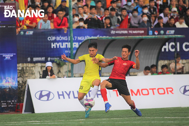 Anh Quyen (in red shirt) and Tu Lua Cua Tung (in yellow shirt) footballers in an action shot. Photo: P.N