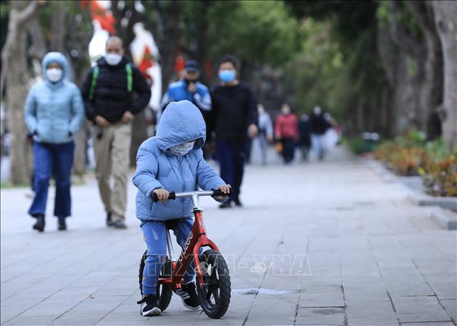 Bắc Bộ sáng sớm có sương mù, trời rét. Ảnh: TTXVN