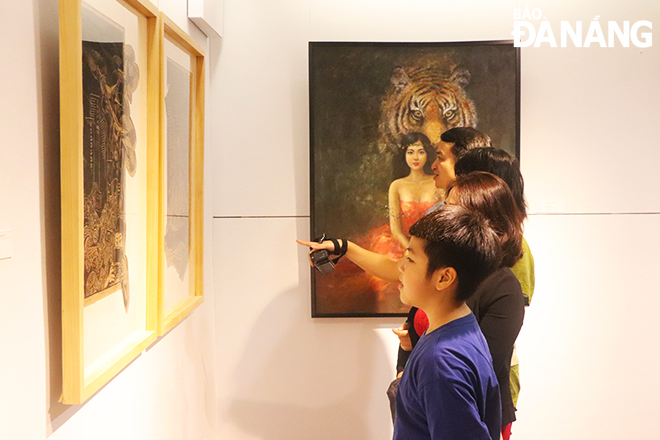 The exhibition attracts a large number of visitors who are local residents, tourists and professionals. Photo: X.D