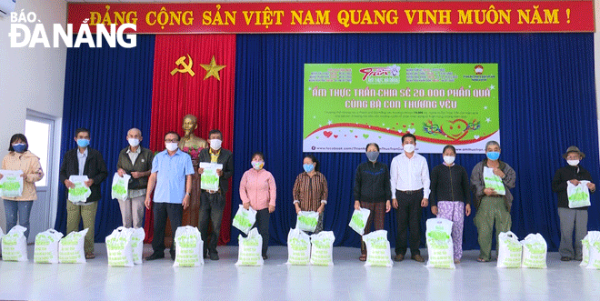 Trong năm 2022, quận Ngũ Hành Sơn thực hiện tốt nhiệm vụ phát triển kinh tế, chăm lo an sinh xã hội . Trong ảnh: Mặt trận phường Khuê Mỹ trao quà cho người nghèo.  Ảnh: N.H.S