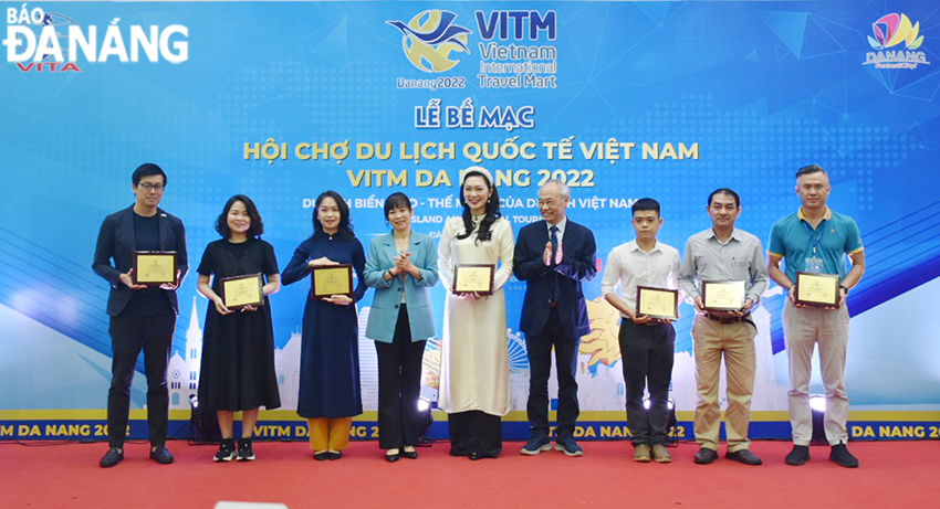 Representatives of the organizing committee awarding medals to large-scale and impressively designed pavillions. Photo: THU HA