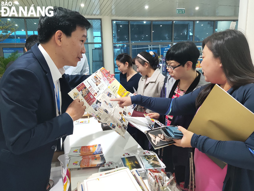 VITM Da Nang 2022 becomes the largest event of the tourism industry, attracting a large number of buyers and sellers. In the photo: The pavilion of the Da Nang Tourism Promotion Center always draws much attention from many domestic and international tourists. Photo: THU HA