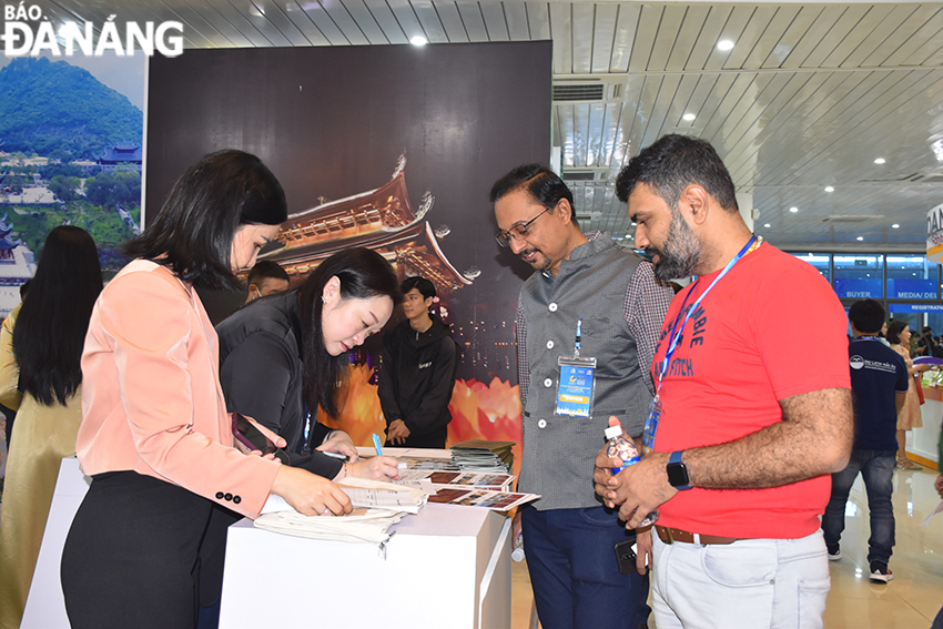 Hundreds of international buyers visited VITM Da Nang 2022 to seek cooperation and connection opportunities. Photo: THU HA