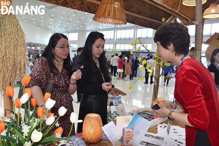 Localities introduced their specialties and featured products at the event. Photo: THU HA