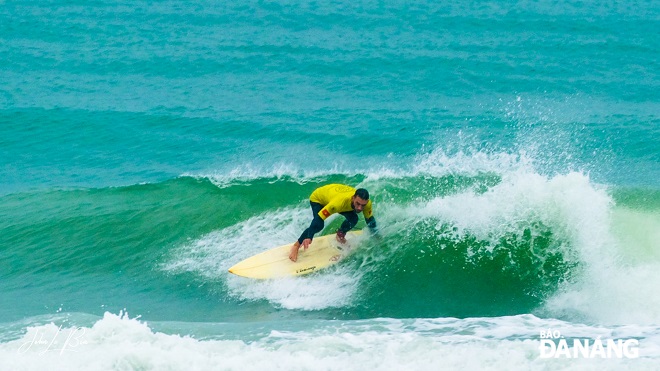 Despite cold weather, the surfing competition at the My An and My Khe beaches took place in vibrant and exciting atmosphere.