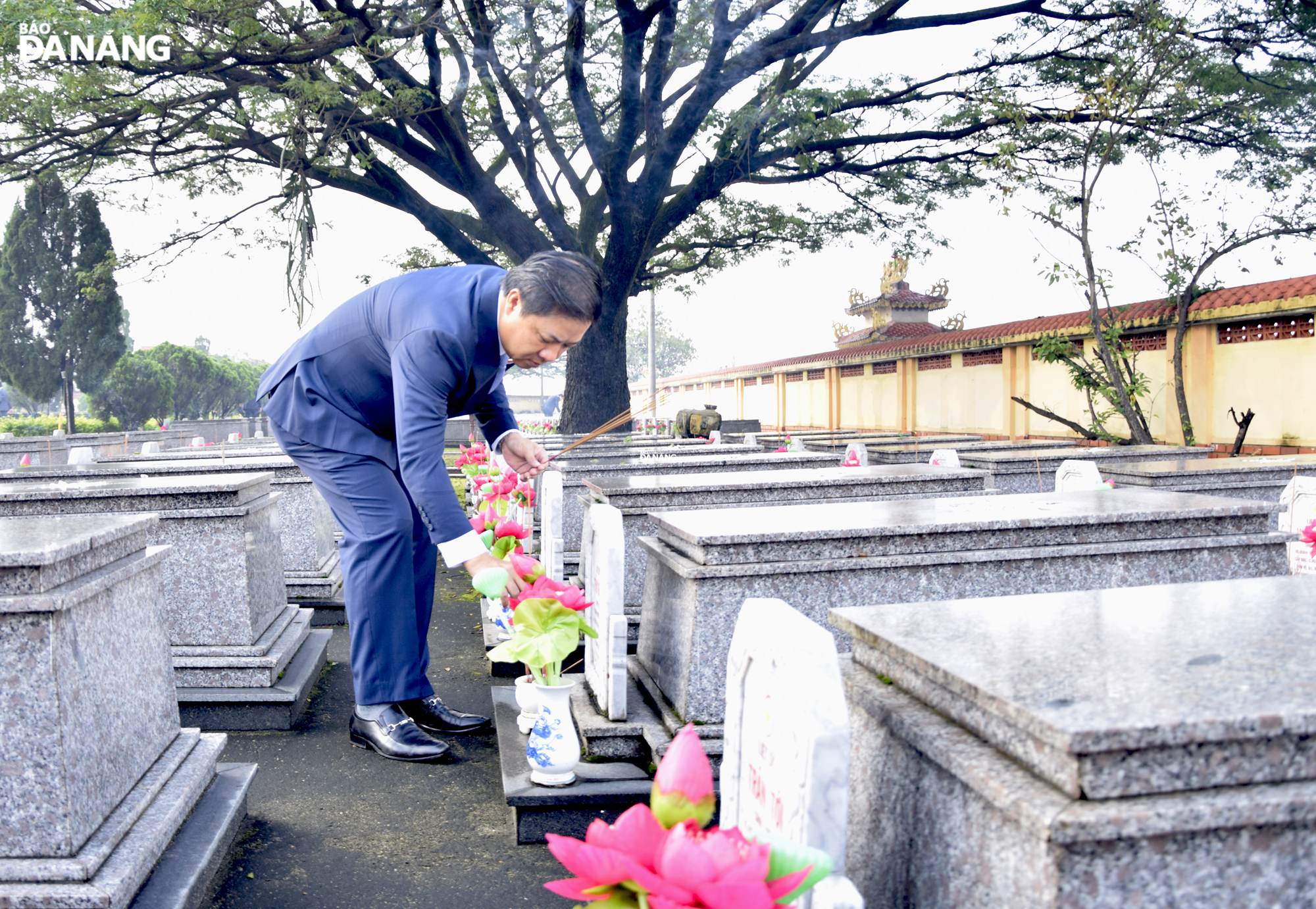 Mr Luong Nguyen Minh Triet, the Deputy Secretary of the Municipal Party Committee and Chairman of the Municipal Peoples Council burning incense at martyrs’ graves. Photo: T. HUY