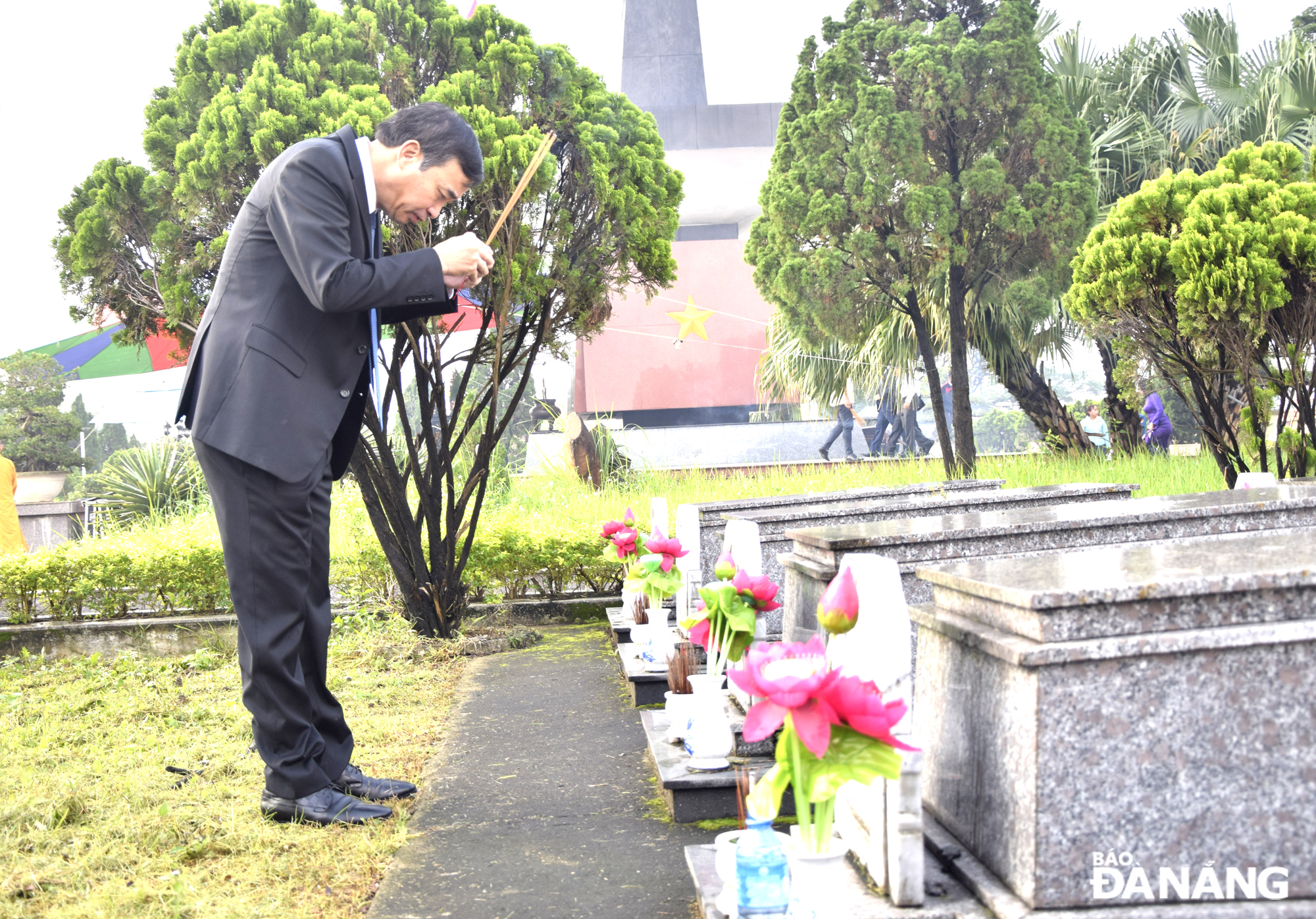 Mr Le Trung Chinh, the Chairman of the City Municipal Committee burning incense at at martyrs’ graves. Photo: T. HUY