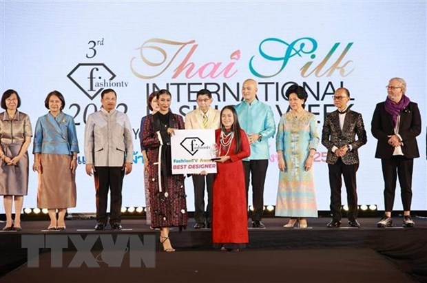 Nhà thiết kế Lê Thị Lan Hương nhận giải 