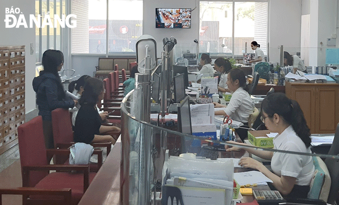 Transaction activities at the South Da Nang branch of the Agribank. Photo: M.Q