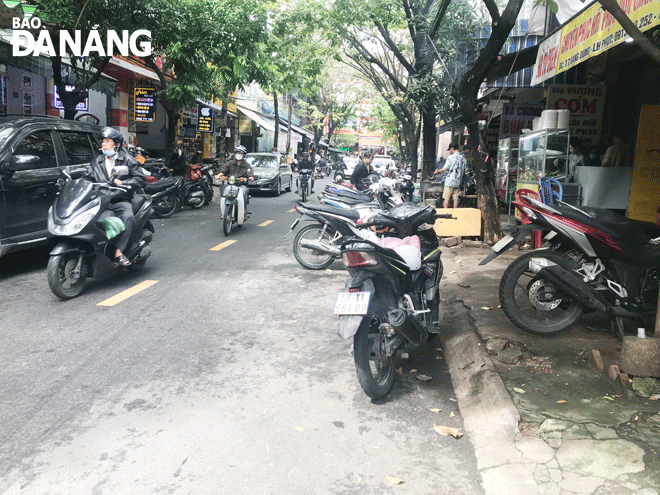 Tình trạng để xe máy, ô-tô lấn chiếm lòng, lề đường trên tuyến đường Đặng Dung (phường Hòa Khánh Bắc, quận Liên Chiểu).