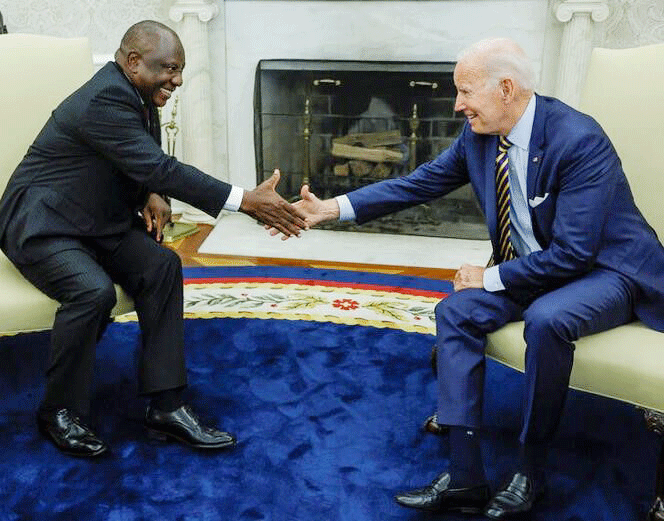 Tổng thống Mỹ Joe Biden (bên phải) tiếp Tổng thống Nam Phi Cyril Ramaphosa tại Nhà Trắng tháng 9-2022. Ảnh: Reuters