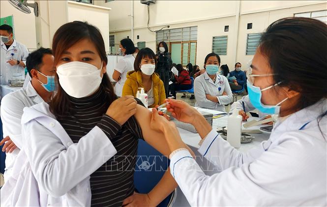 Tiêm vaccine mũi 3 phòng Covid-19 cho đội ngũ y tế làm nhiệm vụ tuyến đầu. Ảnh tư liệu: Văn Đức/TTXVN