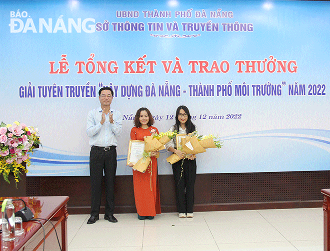 A representative from the organising board and thrid-prize winners. Photo: HA TUYEN