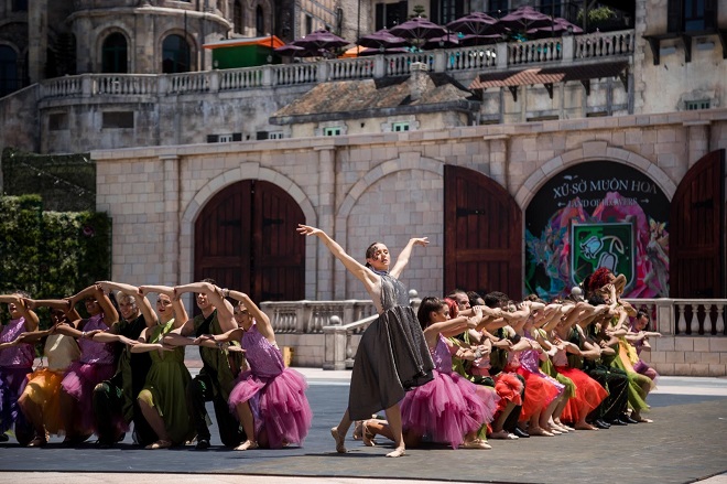 Show diễn Vũ hội Ánh dương tại Sun World Ba Na Hills.