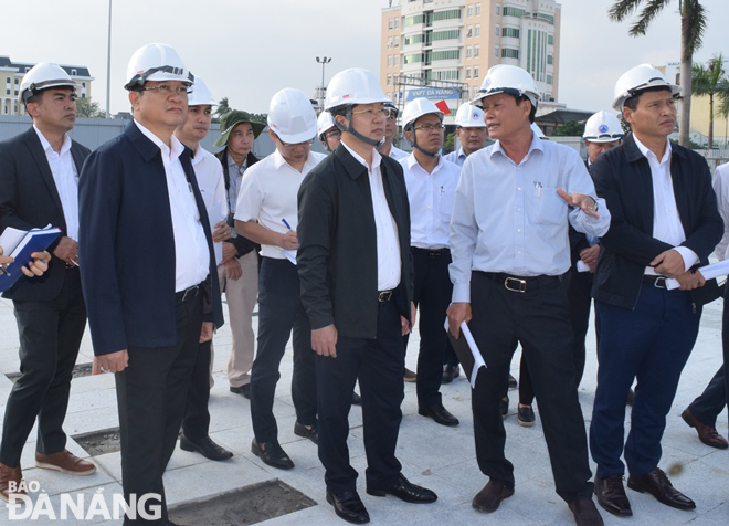 The Da Nang leaders check the construction status of the upgrading and embellishing of the Da Nang Peace Monument and the expanding of the March 29 Square on September 2 Street.  Photo: HOANG HIEP