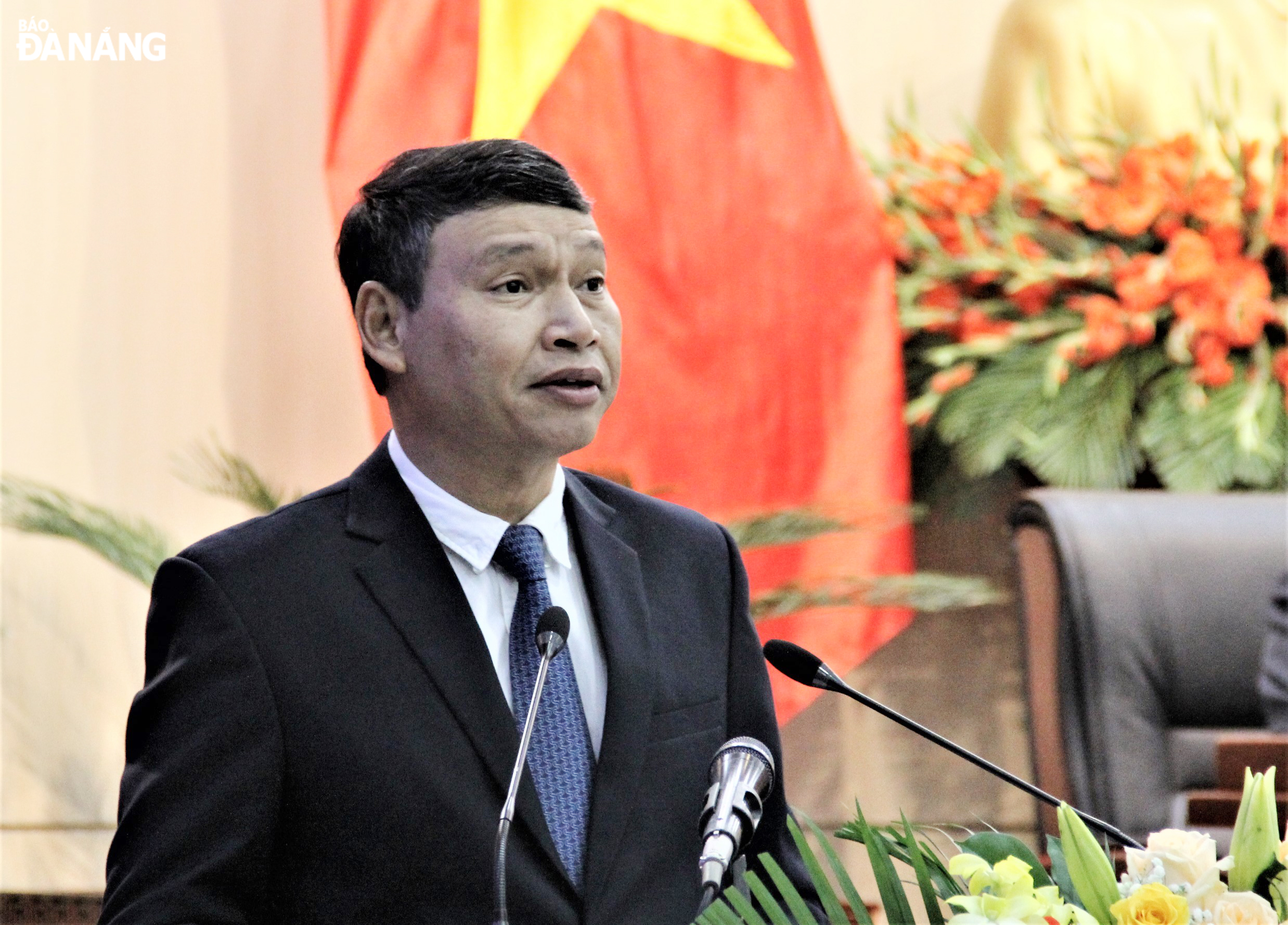 Da Nang People's Committee Vice Chairman Ho Ky Minh delivers his report at the 10th session of the Da Nang People's Council in its 10th tenure for the 2021-2026 term on Tuesday morning.