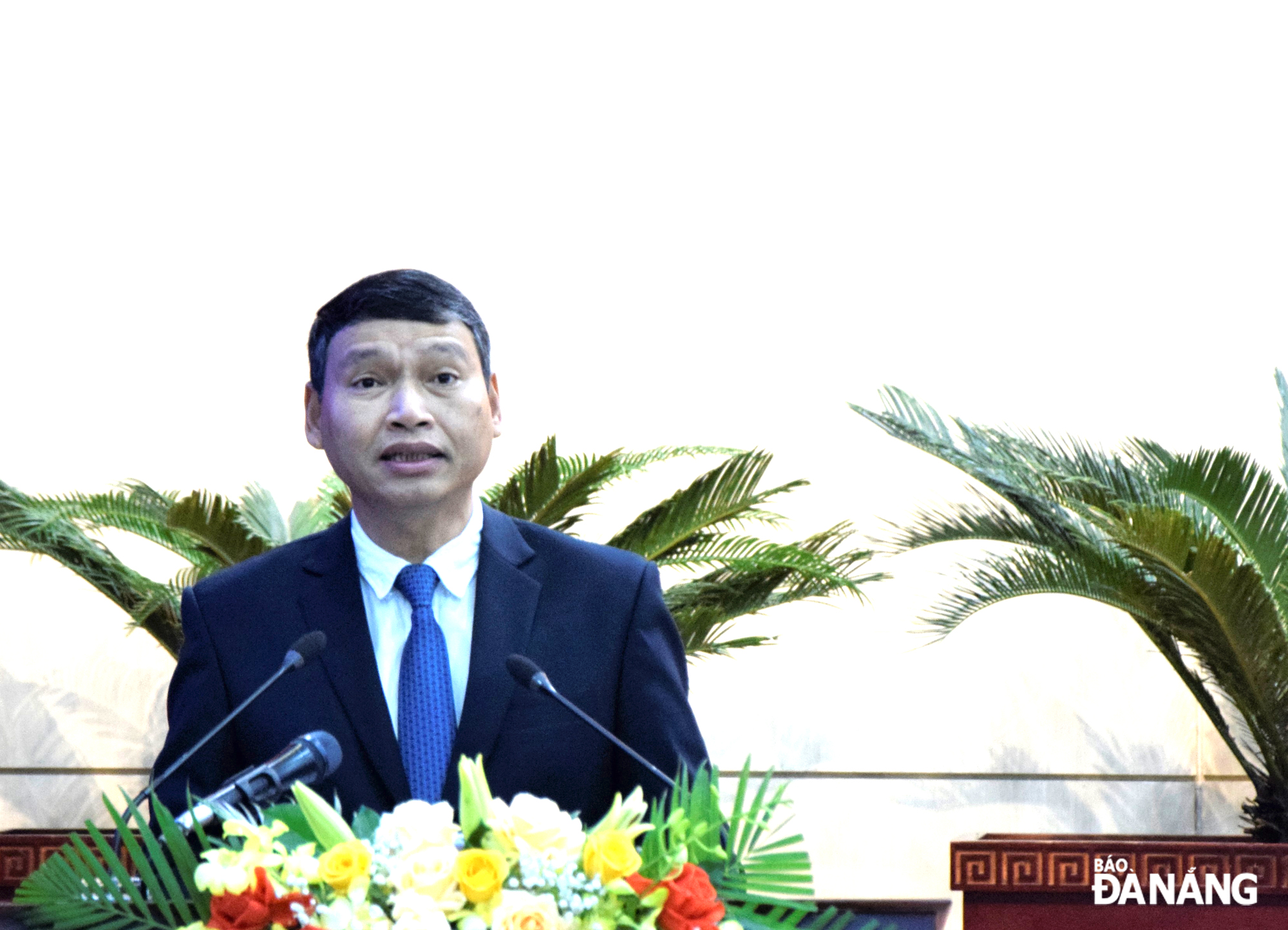 Da Nang People's Committee Vice Chairman Ho Ky Minh delivers a report on the city’s socio-economic performance at the meeting. Photo: T. HUY