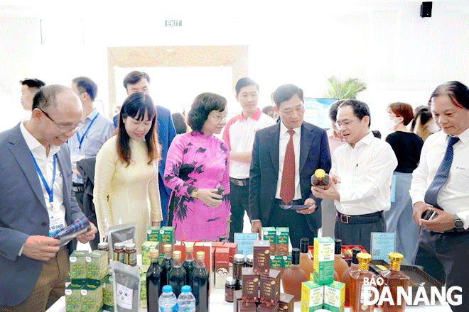 Deputy Minister of Science and Technology Tran Van Tung (third, right), Vice Chairwoman of the Da Nang People's Committee Ngo Thi Kim Yen (fourth, right), and Director of the municipal Department of Science and Technology Le Duc Vien (second, right) visited a booth at SURF 2022. Photo: A.P