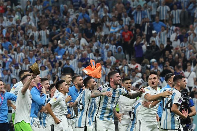 Niềm vui chiến thắng của các tuyển thủ Argentina, sau khi đánh bại Croatia 3-0. Ảnh: AFP/TTXVN