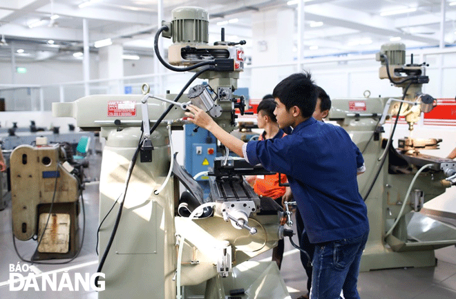 Changes in the perception and thinking of the leadership on digital transformation, create favourable conditions to promote sustainable development of local businesses. Digital transformation brings efficiency in the production at the An Thinh Phat Investment JSC based in Da Nang Industrial Park. Photo: CHIEN THANG