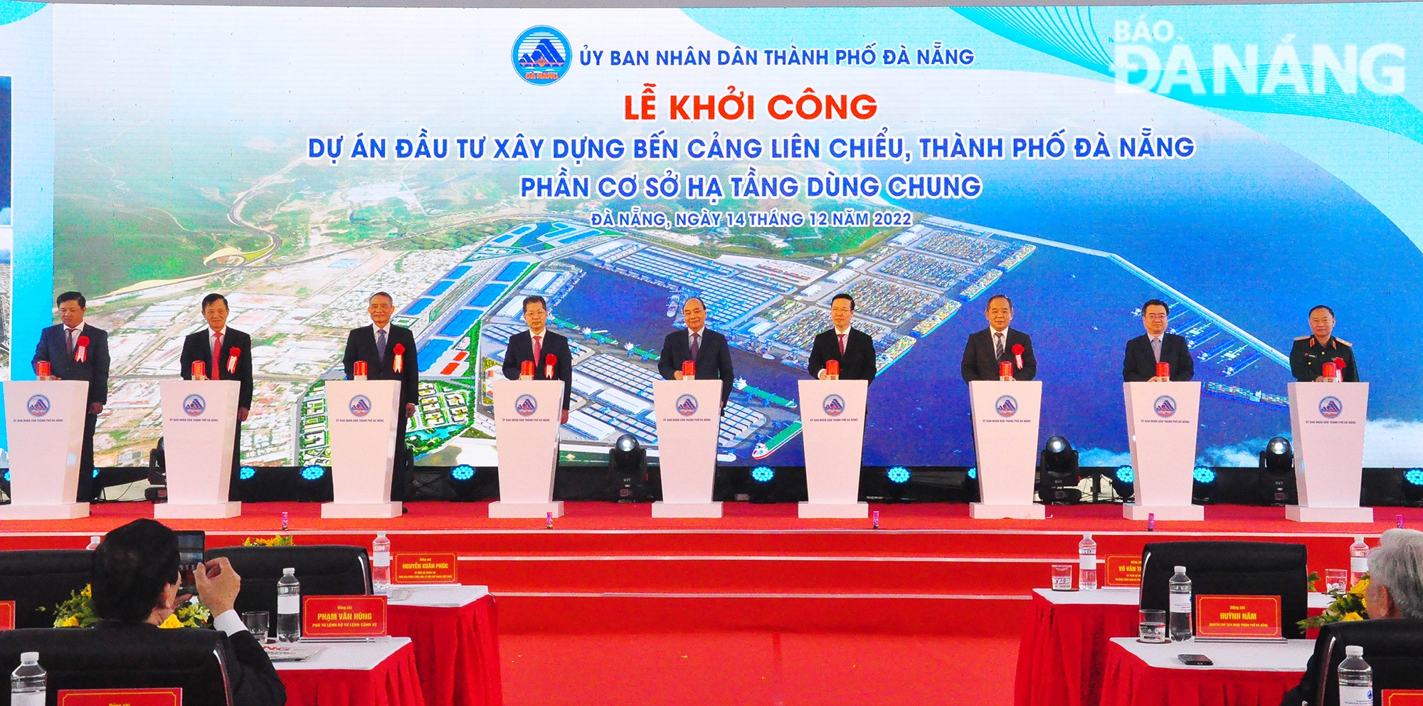 Leaders of the Party, State and Da Nang pressing the button to start the construction of shared infrastructure as part of the Lien Chieu Port Project. Photo: THANH LAN