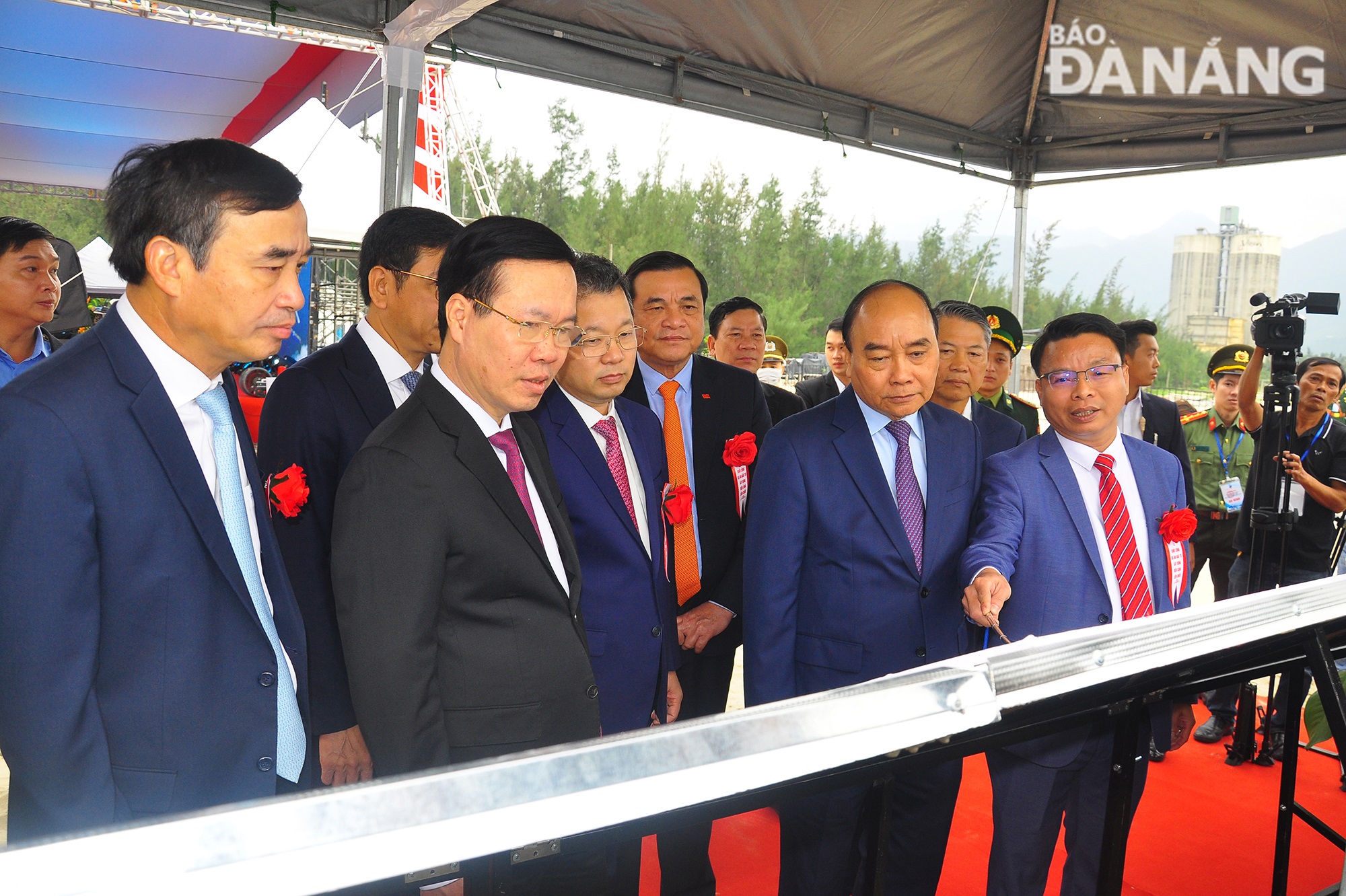 State President Nguyen Xuan Phuc (second, right) and Permanent member of the Party Central Committee's Secretariat (second, left) and city leaders listen to a report on the project implementation. Photo: THANH LAN