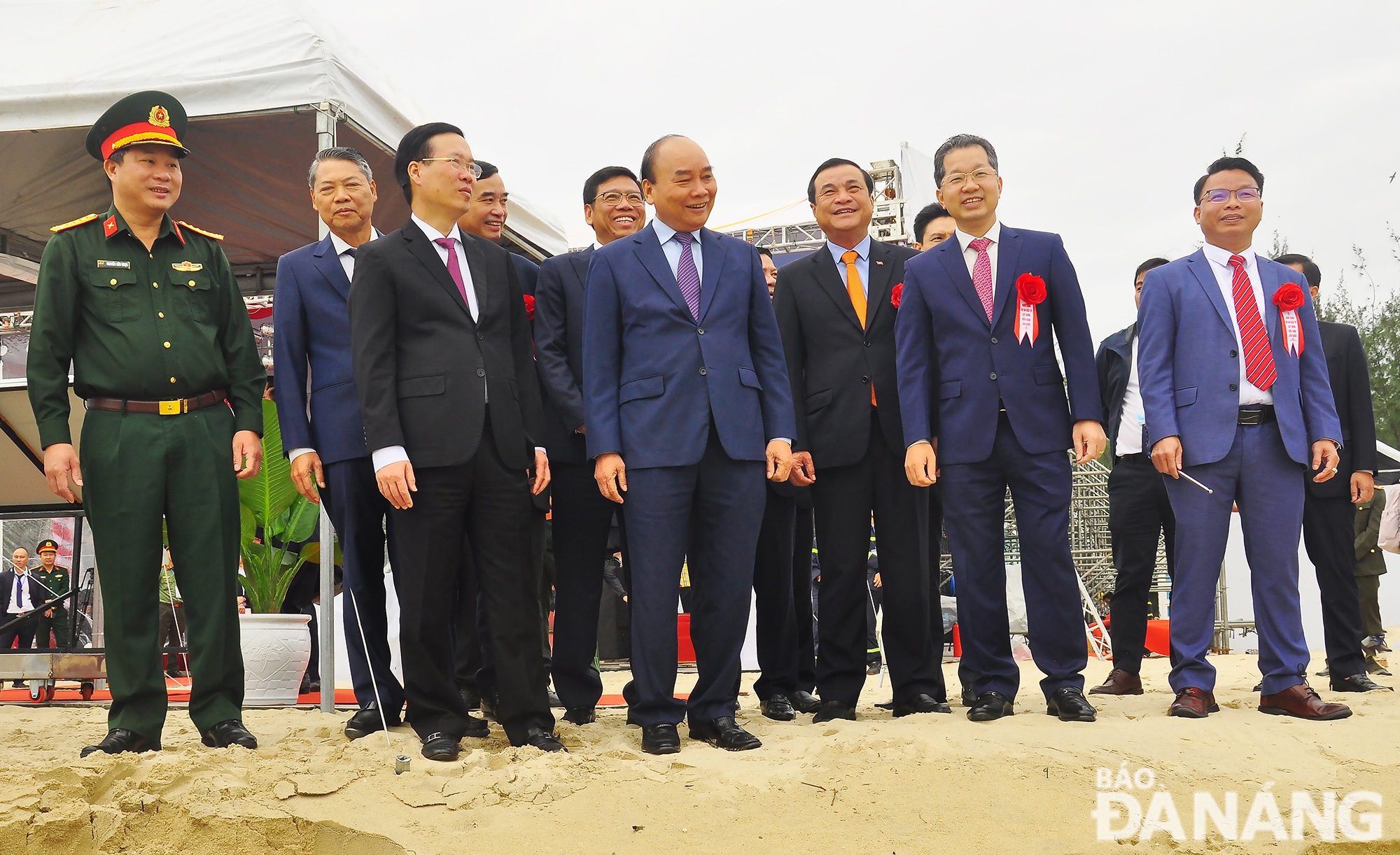 President Nguyen Xuan Phuc (fourth, right), Permanent member of the Party Central Committee's Secretariat (fifth, right), Da Nang Party Committee Secretary Nguyen Van Quang (second, right) and some leaders Ministries, sectors and city are seen at the construction site of the Lien Chieu Port. Photo: THANH LAN