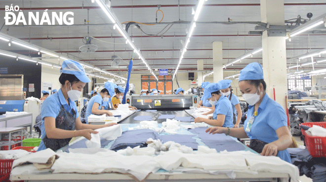 Workers at the Hoa Tho Textile and Garment Joint Stock Company. Photo: QUYNH TRANG