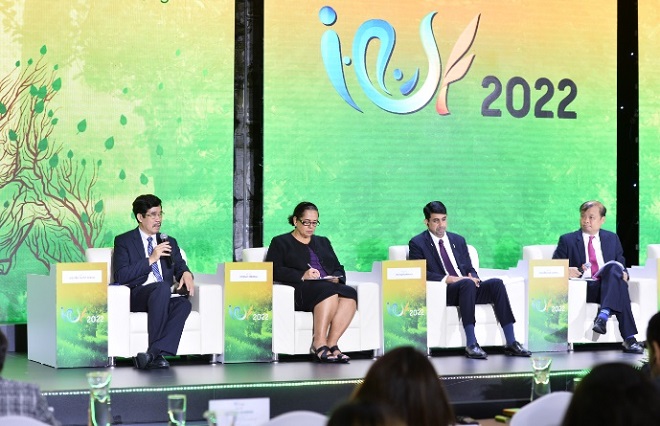 Ông Nguyễn Quốc Khánh (ngoài cùng, bên trái) - Giám đốc Điều hành Nghiên cứu & Phát triển (R&D) Vinamilk cùng các diễn giả trong phiên thảo luận VCSF 2022. Ảnh: Công ty VNM cung cấp