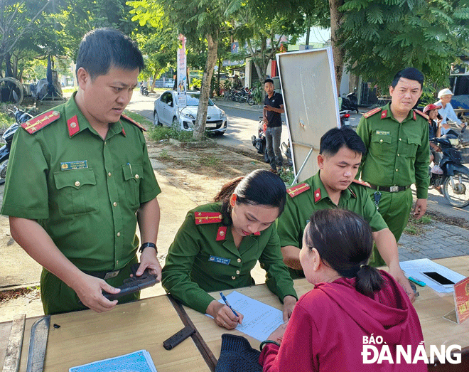 Công an phường Hòa Thọ Đông (quận Cẩm Lệ) tiếp nhận vũ khí do người dân mang đến giao nộp. Ảnh: CA