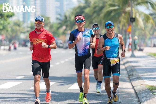 Vo Quoc Tuan and his friends in the jogging group. Photo: NHI LAN