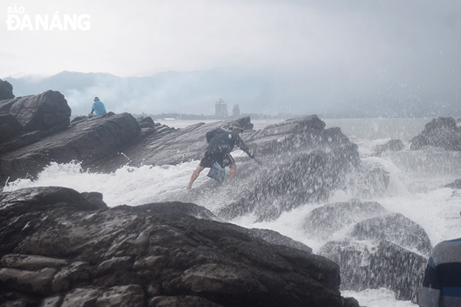 The seaweed collectors have to face big waves. While picking up seaweed, they watched the surge of the waves, occasionally chanting 