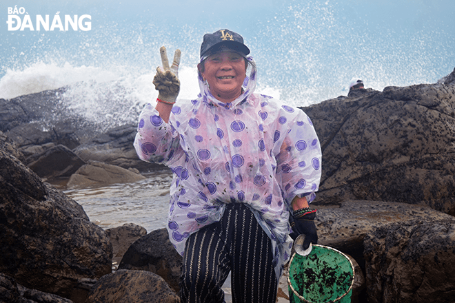 Despite the hard work and her old age, Mrs. Thuan always is optimistic and cheerful because this job helps her have an additional source of income.