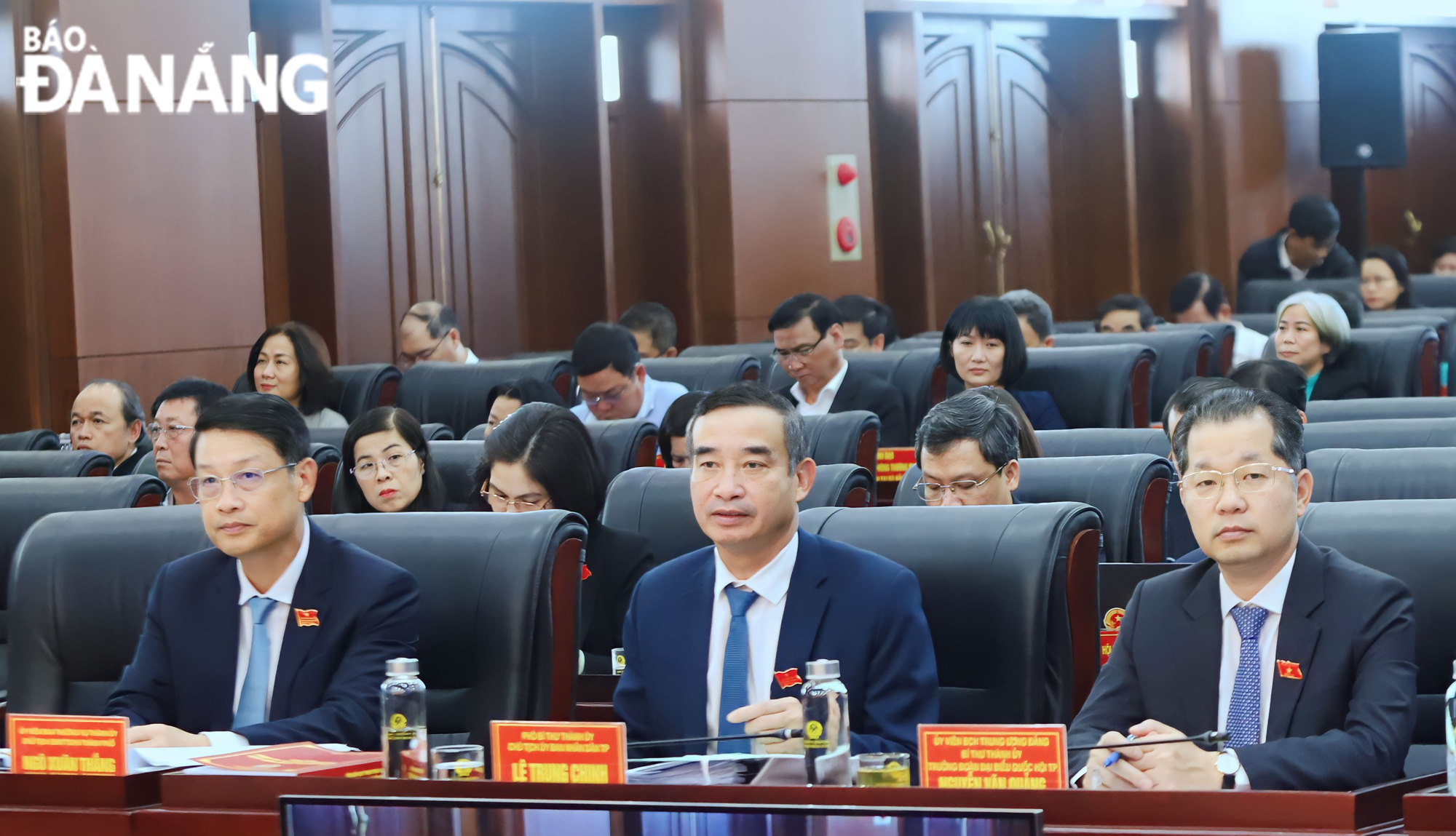 Bí thư Thành ủy Nguyễn Văn Quảng (bên phải) cùng các đại biểu HĐND thành phố dự kỳ họp. Ảnh: NGỌC PHÚ