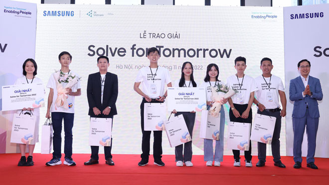 The Smart Library Management System project developed by Da Nang students, namely Nguyen Minh Thu and Le Tuan Tu (first and second from the left) won the top prize at the Solve For Tomorrow 2022