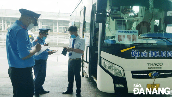 Lực lượng Thanh tra giao thông Sở Giao thông vận tải tổ chức kiểm tra tại Bến xe Trung tâm Đà Nẵng.  Ảnh: THÀNH LÂN