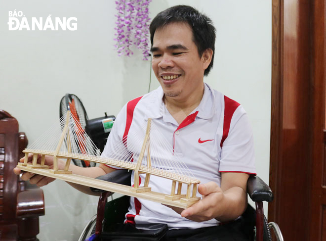 Công việc chế tạo mô hình bằng tăm tre giúp anh Hứa Văn Minh tìm thấy niềm vui trong cuộc sống. Ảnh: T.Y