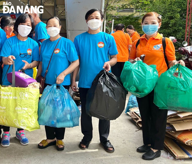 Người dân tham gia thu gom, đem tặng rác thải rắn sinh hoạt tại quận Hải Châu. Ảnh: KHÁNH HÒA