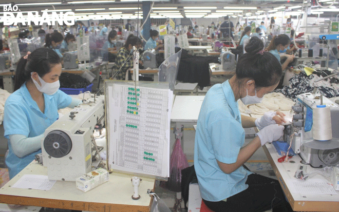 The city will continue to take all necessary measures to support businesses to drive their post-COVID-19 recovery in the coming time. In the photo: Workers at the Pi Vina Da Nang Comanpany Limited located in Lien Chieu District. Photo: M.Q