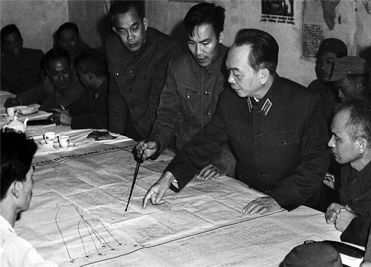 Đại tướng Võ Nguyên Giáp cùng lãnh đạo Quân chủng Phòng không - Không quân chuẩn bị phương án đánh B-52 năm 1972. (Ảnh tư liệu)