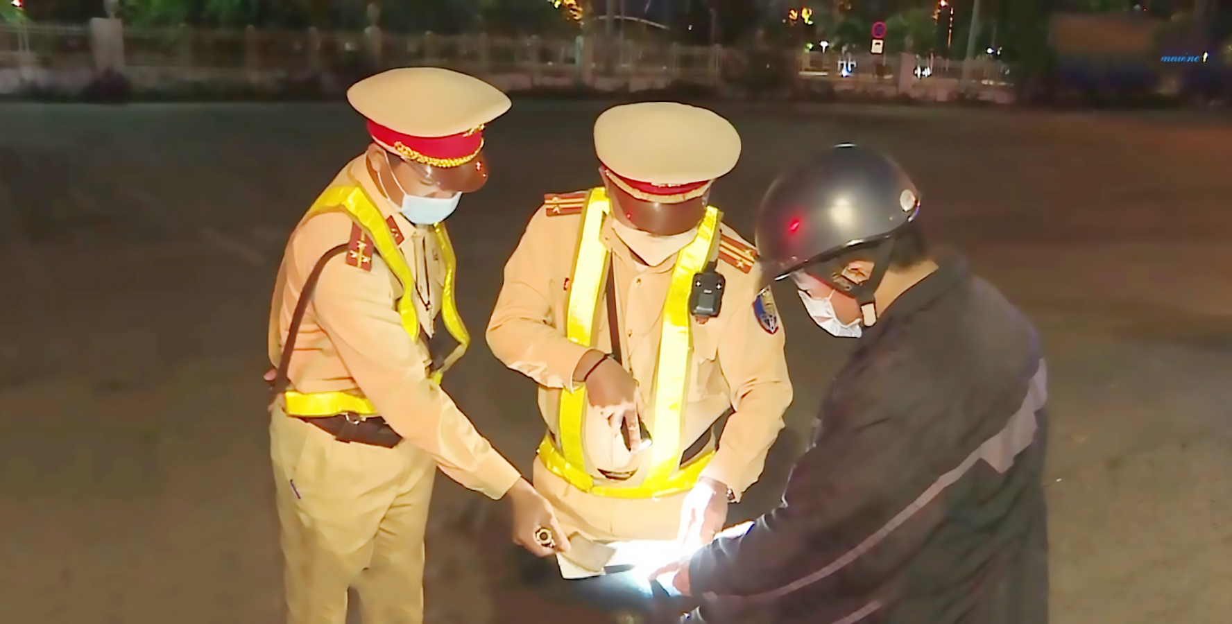 Cảnh sát giao thông kiểm tra hành chính và giấy tờ xe của người dân khi tham gia giao thông. Ảnh: THÀNH LÂN
