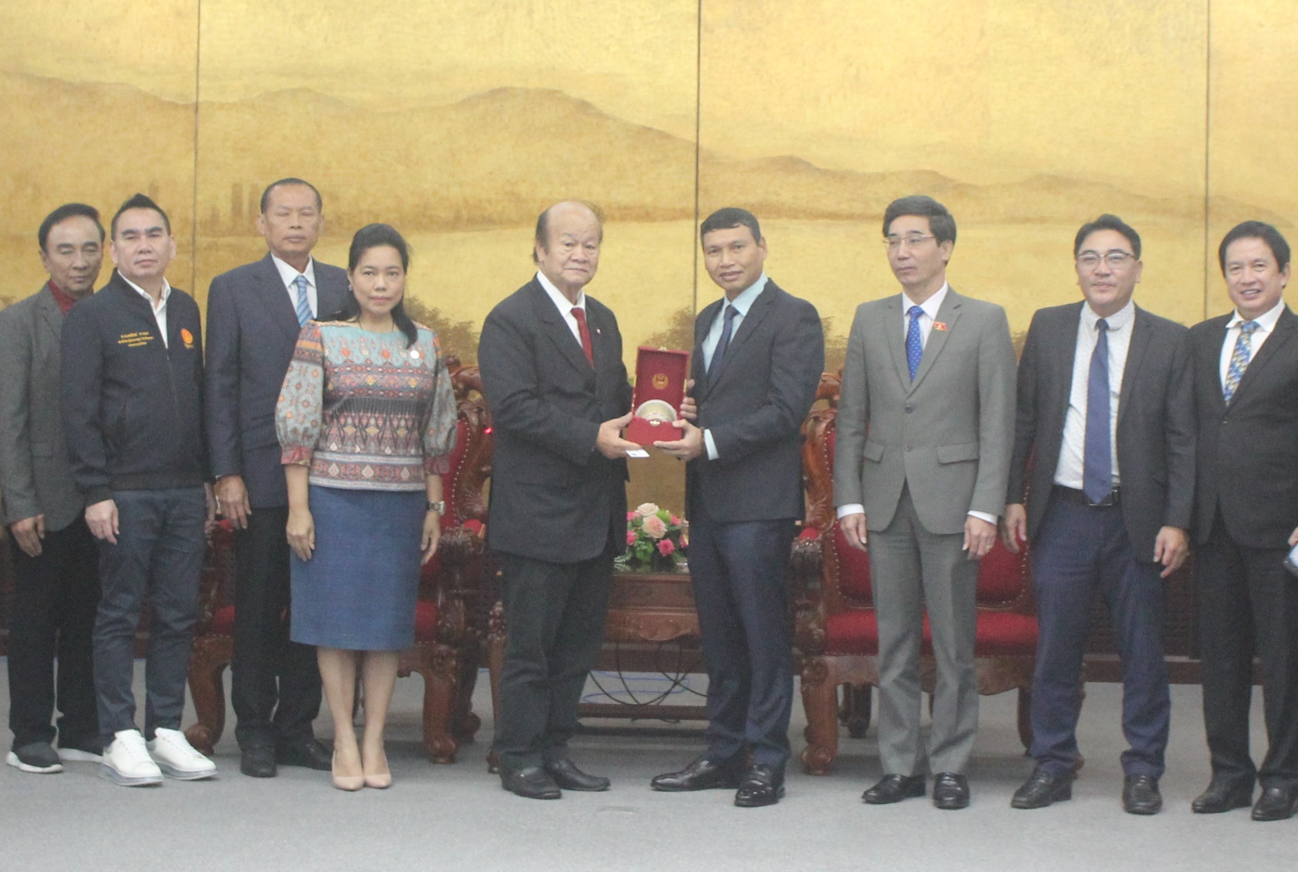 Vice Chairman of the Da Nang People's Committee Ho Ky Minh (fourth from right) receives Chairman of Thailand's Standing Committee on Administrative Management Paijit Sreewaranka. Photo: X.HAU