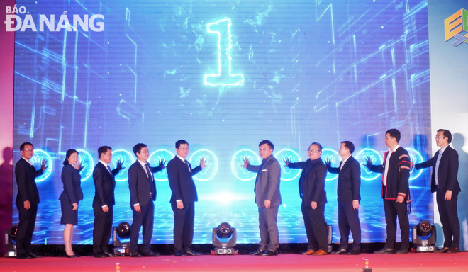 Vice Chairman of the Da Nang People's Council Tran Phuoc Son (5th from the left) and delegates pressed the button to open the fair. Photo: M.Q